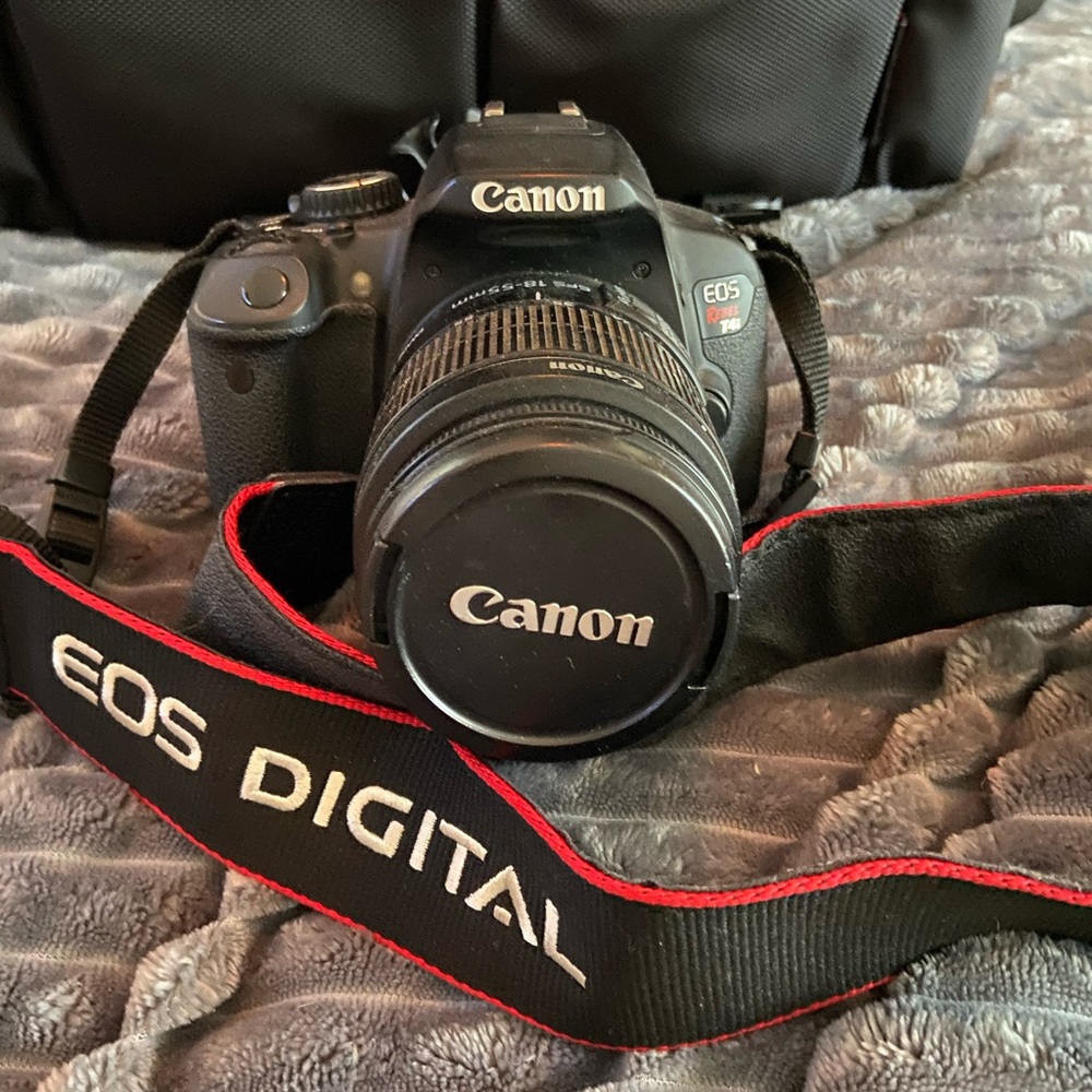 Canon EOS Rebel T4i with carry case and extra zoom lens